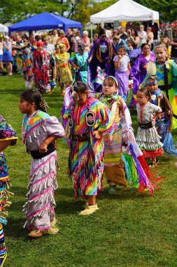 Neenah, Wisconsin ABD - 14 Eylül 2024: Yerli erkekler, kadınlar ve çocuklar yıllık Powwow etkinliğinde birlikte dans ettiler.