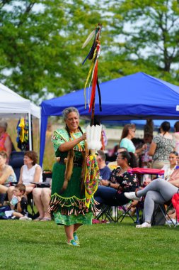 Neenah, Wisconsin ABD - 14 Eylül 2024: Yerli erkekler, kadınlar ve çocuklar yıllık Powwow etkinliğinde birlikte dans ettiler.