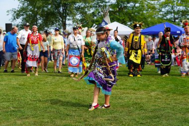 Neenah, Wisconsin ABD - 14 Eylül 2024: Yerli erkekler, kadınlar ve çocuklar yıllık Powwow etkinliğinde birlikte dans ettiler.