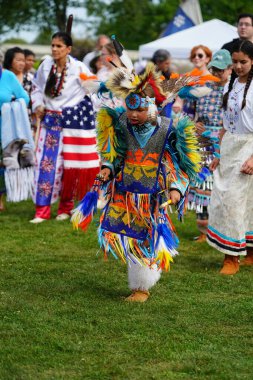 Neenah, Wisconsin ABD - 14 Eylül 2024: Yerli erkekler, kadınlar ve çocuklar yıllık Powwow etkinliğinde birlikte dans ettiler.