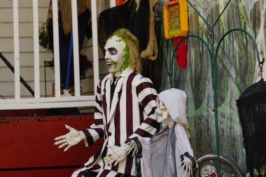 Fond du Lac, Wisconsin USA - 4 Ekim 2024: Toplumun ev sahipleri evlerini ve bahçelerini 2024 Cadılar Bayramı süslemeleri ile donattılar.