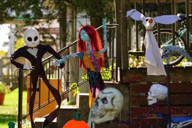 Fond du Lac, Wisconsin USA - 4 Ekim 2024: Toplumun ev sahipleri evlerini ve bahçelerini 2024 Cadılar Bayramı süslemeleri ile donattılar.