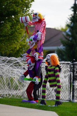 Fond du Lac, Wisconsin USA - 4 Ekim 2024: Toplumun ev sahipleri evlerini ve bahçelerini 2024 Cadılar Bayramı süslemeleri ile donattılar.