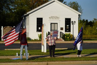 Ripon, Wisconsin ABD - 3 Ekim 2024: Donald Trump destekçileri Kamala Harris 'in kampanya durağını protesto etmek için Ripon, Wisconsin' de toplandı.