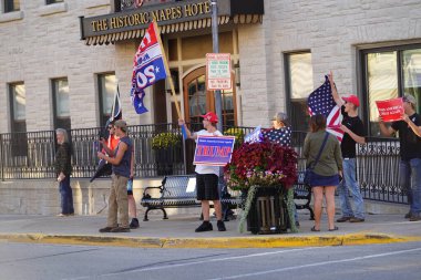 Ripon, Wisconsin ABD - 3 Ekim 2024: Donald Trump destekçileri Kamala Harris 'in kampanya durağını protesto etmek için Ripon, Wisconsin' de toplandı.