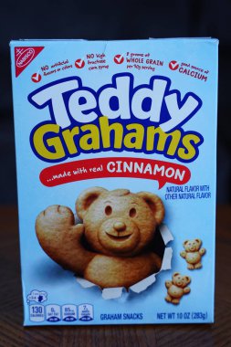 Fond du Lac, Wisconsin USA - 28 Eylül 2024: Nabisco 'dan bir kutu Cinnamon Teddy Grahams masada oturuyor.