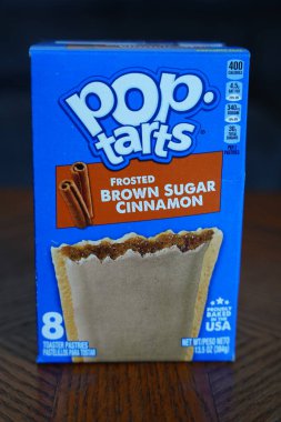 Fond du Lac, Wisconsin USA - 2 Ekim 2024: Donmuş kahverengi tarçınlı tart kutusu kahve masasında oturuyor.