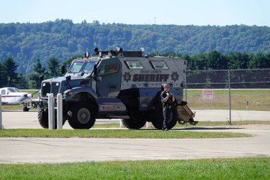 Prairie du Chien, Wisconsin ABD - 28 Eylül 2024: Yerel Şerif Departmanı, Başkan Donald Trump 'ın mitingi sırasında Lenco BearCat' i güvenlik aracı olarak kullandı.