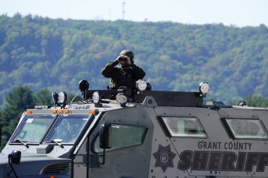 Prairie du Chien, Wisconsin ABD - 28 Eylül 2024: Yerel Şerif Departmanı, Başkan Donald Trump 'ın mitingi sırasında Lenco BearCat' i güvenlik aracı olarak kullandı.