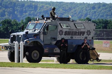 Prairie du Chien, Wisconsin ABD - 28 Eylül 2024: Yerel Şerif Departmanı, Başkan Donald Trump 'ın mitingi sırasında Lenco BearCat' i güvenlik aracı olarak kullandı.