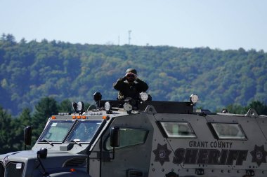 Prairie du Chien, Wisconsin ABD - 28 Eylül 2024: Yerel Şerif Departmanı, Başkan Donald Trump 'ın mitingi sırasında Lenco BearCat' i güvenlik aracı olarak kullandı.