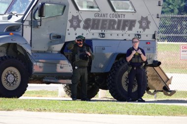 Prairie du Chien, Wisconsin ABD - 28 Eylül 2024: Yerel Şerif Departmanı, Başkan Donald Trump 'ın mitingi sırasında Lenco BearCat' i güvenlik aracı olarak kullandı.