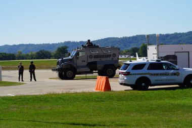 Prairie du Chien, Wisconsin ABD - 28 Eylül 2024: Yerel Şerif Departmanı, Başkan Donald Trump 'ın mitingi sırasında Lenco BearCat' i güvenlik aracı olarak kullandı.