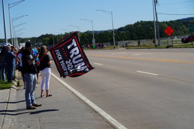 Prairie du Chien, Wisconsin ABD - 28 Eylül 2024: Donald Trump ve JD Vance Destekçileri başkanlık adaylarını desteklemek için bir kampanya mitingine geldiler.