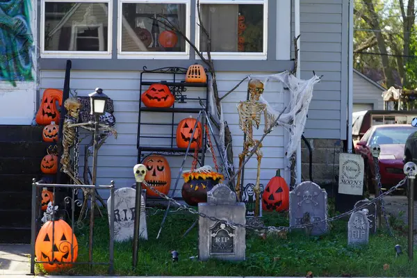 Fond du Lac, Wisconsin USA - 4 Ekim 2024: Toplumun ev sahipleri evlerini ve bahçelerini 2024 Cadılar Bayramı süslemeleri ile donattılar.