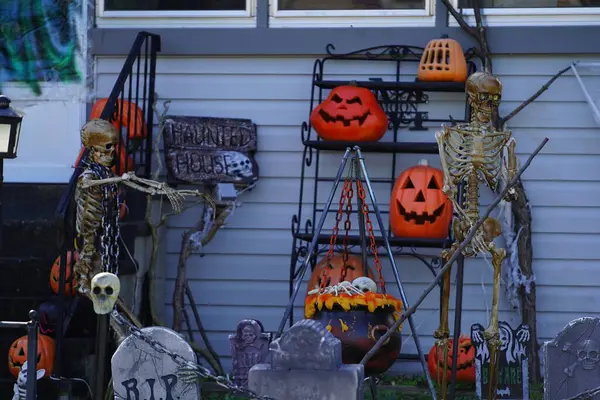 Fond du Lac, Wisconsin USA - 4 Ekim 2024: Toplumun ev sahipleri evlerini ve bahçelerini 2024 Cadılar Bayramı süslemeleri ile donattılar.