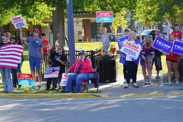 Ripon, Wisconsin ABD - 3 Ekim 2024: Donald Trump destekçileri Kamala Harris 'in kampanya durağını protesto etmek için Ripon, Wisconsin' de toplandı.