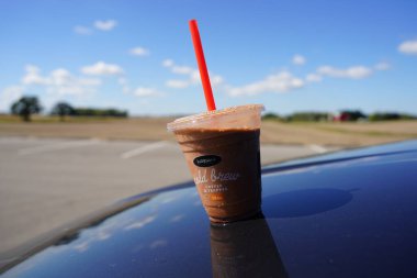 Fond du Lac, Wisconsin USA - Plastik bir fincan Karuba Cold Brew Kahve ve Frappes dışarıda oturuyor.
