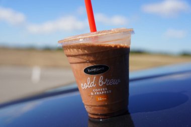 Fond du Lac, Wisconsin USA - Plastik bir fincan Karuba Cold Brew Kahve ve Frappes dışarıda oturuyor.