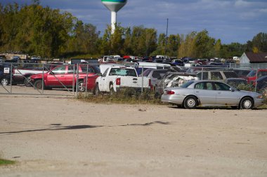 Oshkosh, Wisconsin ABD - 5 Ekim 2024: Hurda araçlar hurdalıkta parçalanıp hurda haline getirilecek.