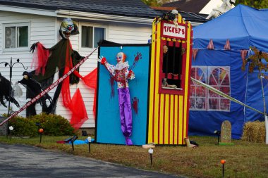 Fond du Lac, Wisconsin ABD - 4 Ekim 2024: Cemaat sahipleri evlerini ve bahçelerini 2024 Cadılar Bayramı süslemeleri ile donattılar.