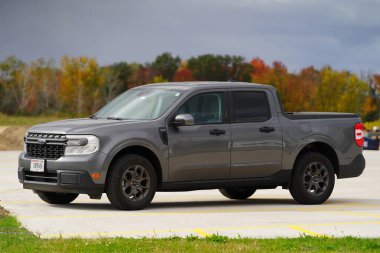 New Lisbon, Wisconsin ABD - 10 Ekim 2024: Yeni gri 2024 Ford Maverick XLT kamyonu sonbahar sezonu boyunca dışarıda bekliyor.
