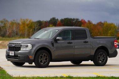 New Lisbon, Wisconsin ABD - 10 Ekim 2024: Yeni gri 2024 Ford Maverick XLT kamyonu sonbahar sezonu boyunca dışarıda bekliyor.