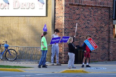 Ripon, Wisconsin ABD - 3 Ekim 2024: Donald Trump destekçileri Kamala Harris 'in kampanya durağını protesto etmek için Ripon, Wisconsin' de toplandı.