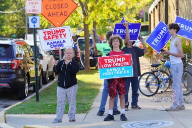 Ripon, Wisconsin ABD - 3 Ekim 2024: Donald Trump destekçileri Kamala Harris 'in kampanya durağını protesto etmek için Ripon, Wisconsin' de toplandı.