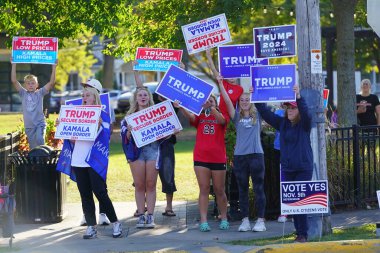 Ripon, Wisconsin ABD - 3 Ekim 2024: Donald Trump destekçileri Kamala Harris 'in kampanya durağını protesto etmek için Ripon, Wisconsin' de toplandı.