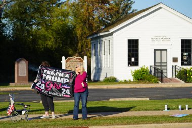 Ripon, Wisconsin ABD - 3 Ekim 2024: Donald Trump destekçileri Kamala Harris 'in kampanya durağını protesto etmek için Ripon, Wisconsin' de toplandı.