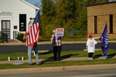 Ripon, Wisconsin ABD - 3 Ekim 2024: Donald Trump destekçileri Kamala Harris 'in kampanya durağını protesto etmek için Ripon, Wisconsin' de toplandı.