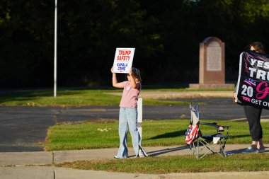 Ripon, Wisconsin ABD - 3 Ekim 2024: Donald Trump destekçileri Kamala Harris 'in kampanya durağını protesto etmek için Ripon, Wisconsin' de toplandı.