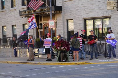 Ripon, Wisconsin ABD - 3 Ekim 2024: Donald Trump destekçileri Kamala Harris 'in kampanya durağını protesto etmek için Ripon, Wisconsin' de toplandı.