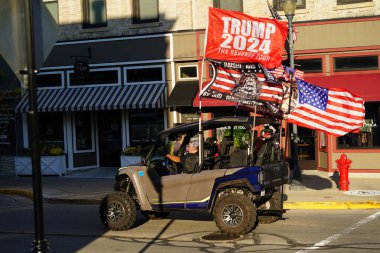 Ripon, Wisconsin ABD - 3 Ekim 2024: Donald Trump destekçileri Kamala Harris 'in kampanya durağını protesto etmek için Ripon, Wisconsin' de toplandı.