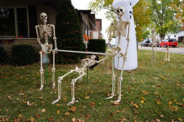 Fond du Lac, Wisconsin ABD - 4 Ekim 2024: Cemaat sahipleri evlerini ve bahçelerini 2024 Cadılar Bayramı süslemeleri ile donattılar.