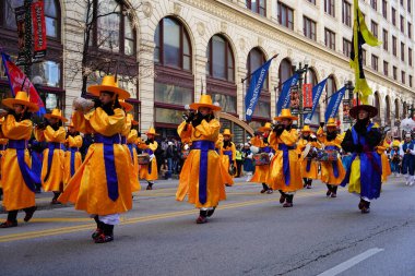 San Francisco, Ca - Kasım 22 10, 219: Francisco görevinin 49. yıllık karnaval geçidinde kimliği belirsiz katılımcılar