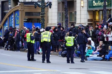 New York - 18 Aralık 22: 00: 00 Manhattan 'daki noel geçit töreninde sokaktaki insanlar. 5. Cadde 'de.
