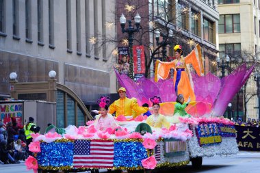 Yeni yıl - 2018 - Çinli bir grup insan Çin Mahallesi 'nde, yıllık 216. caddede dans ediyor.