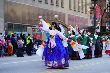 Chicago, Illinois ABD - 23 Kasım 2023: Chicago Koreli dans şirketi Şikago Şükran Günü Geçidi 'ne katıldı.