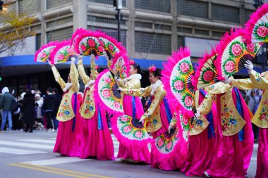 Chicago, Illinois ABD - 23 Kasım 2023: Chicago Koreli dans şirketi Şikago Şükran Günü Geçidi 'ne katıldı.
