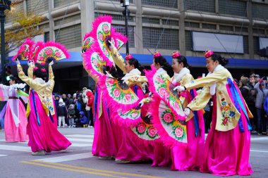 Chicago, Illinois ABD - 23 Kasım 2023: Chicago Koreli dans şirketi Şikago Şükran Günü Geçidi 'ne katıldı.
