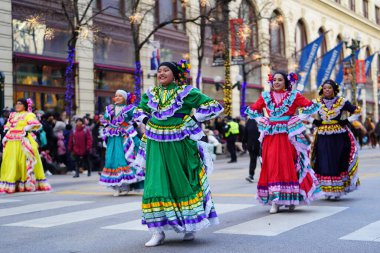 Chicago, Illinois ABD - 23 Kasım 2019: Guatemala Kültür Evi Casa de la Cultura Guatemalteca en Chicago 2023 Chicago Şükran Günü Geçidi 'ne katıldı ve dans etti..