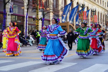 Chicago, Illinois ABD - 23 Kasım 2019: Guatemala Kültür Evi Casa de la Cultura Guatemalteca en Chicago 2023 Chicago Şükran Günü Geçidi 'ne katıldı ve dans etti..