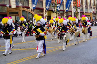 Chicago, Illinois USA - 23 Kasım 2023 Şikago Gösteri Sanatları Enstitüsü üyeleri Şükran Günü Geçidi sırasında State Street 'te yürüdüler..