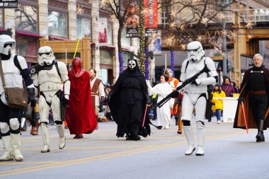 Chicago, Illinois ABD - 23 Kasım 2023: 501. Ortabatı Garnizonu üyeleri Yıldız Savaşları kostümleri giyip 2023 Chicago Şükran Günü Geçidi 'ne katıldılar.