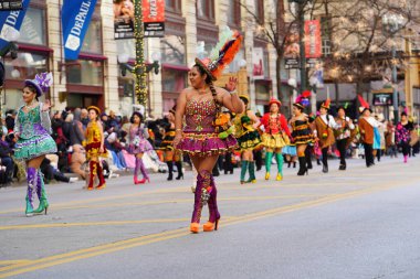 Chicago, Illinois ABD - 23 Kasım 2019: Guatemala Kültür Evi Casa de la Cultura Guatemalteca en Chicago 2023 Chicago Şükran Günü Geçidi 'ne katıldı ve dans etti..
