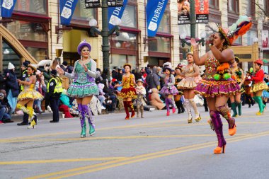 Chicago, Illinois ABD - 23 Kasım 2019: Guatemala Kültür Evi Casa de la Cultura Guatemalteca en Chicago 2023 Chicago Şükran Günü Geçidi 'ne katıldı ve dans etti..