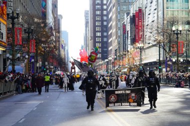 Chicago, Illinois ABD - 23 Kasım 2023: 501. Ortabatı Garnizonu üyeleri Yıldız Savaşları kostümleri giyip 2023 Chicago Şükran Günü Geçidi 'ne katıldılar.