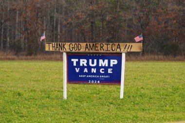 Yeni Lizbon, Wisconsin ABD - 18 Kasım 2024: Trump ve JD Vance Amerika 'yı Büyük Tutun 2024 kampanya tabelası bir tarlada duruyor.